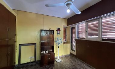 Casa de cinco ambientes con piscina a la venta en Wilde