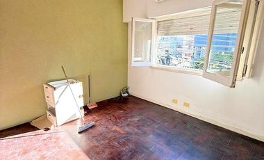 Oficina 4 amb primer piso por escalera en plena zona comercial de Alvear Martinez. Muy luminoso!