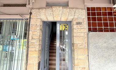 Oficina 4 amb primer piso por escalera en plena zona comercial de Alvear Martinez. Muy luminoso!