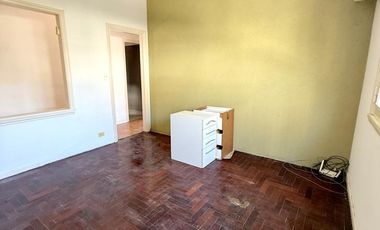 Oficina 4 amb primer piso por escalera en plena zona comercial de Alvear Martinez. Muy luminoso!