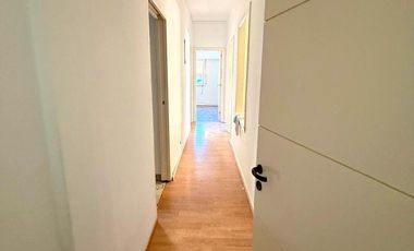 Oficina 4 amb primer piso por escalera en plena zona comercial de Alvear Martinez. Muy luminoso!