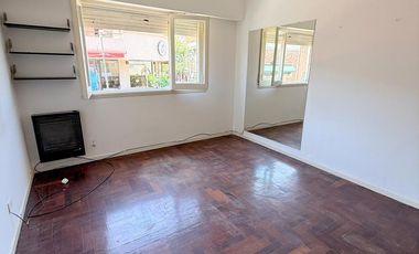 Oficina 4 amb primer piso por escalera en plena zona comercial de Alvear Martinez. Muy luminoso!