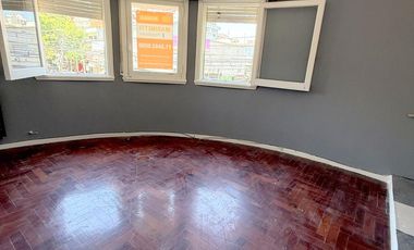 Oficina 4 amb primer piso por escalera en plena zona comercial de Alvear Martinez. Muy luminoso!