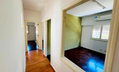 Oficina 4 amb primer piso por escalera en plena zona comercial de Alvear Martinez. Muy luminoso!