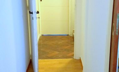 Oficina 4 amb primer piso por escalera en plena zona comercial de Alvear Martinez. Muy luminoso!