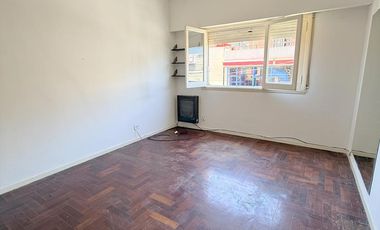 Oficina 4 amb primer piso por escalera en plena zona comercial de Alvear Martinez. Muy luminoso!