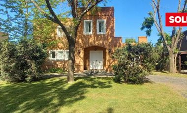 Casa  venta, lote central, Barrio el Portillo