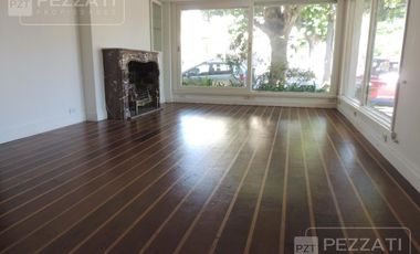 Chalet en venta. Zona Los Troncos. Jardin. 3 dormitorios, playroom, garage