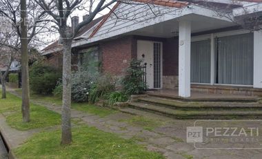 Chalet en venta. Zona Los Troncos. Jardin. 3 dormitorios, playroom, garage