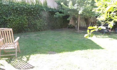 Chalet en venta. Zona Los Troncos. Jardin. 3 dormitorios, playroom, garage