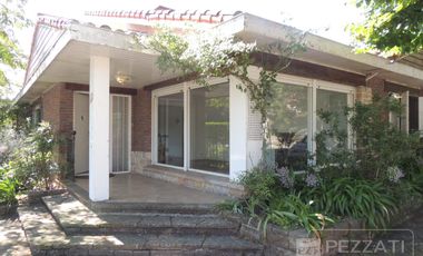 Chalet en venta. Zona Los Troncos. Jardin. 3 dormitorios, playroom, garage