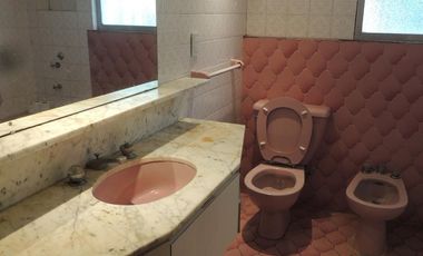 Chalet en venta. Zona Los Troncos. Jardin. 3 dormitorios, playroom, garage