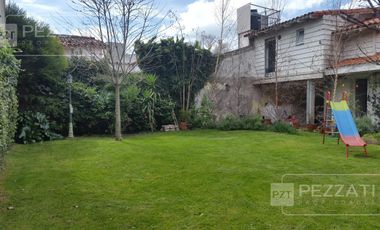 Chalet en venta. Zona Los Troncos. Jardin. 3 dormitorios, playroom, garage