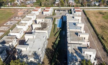 Casa Duplex  Venta 3 Ambientes con Jardín Chic Village