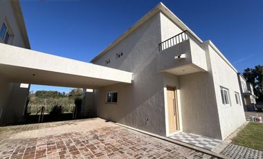 Casa Duplex  Venta 3 Ambientes con Jardín Chic Village