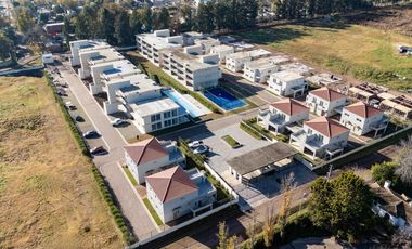 Casa Duplex  Venta 3 Ambientes con Jardín Chic Village