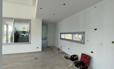 VENTA CASA 4 AMBIENTES MIRALAGOS II