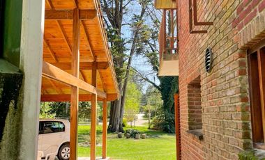 Residencia 5 ambientes sobre parcela de 1600 m² en la mejor zona del Bosque de Peralta Ramos