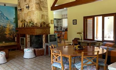 Residencia 5 ambientes sobre parcela de 1600 m² en la mejor zona del Bosque de Peralta Ramos