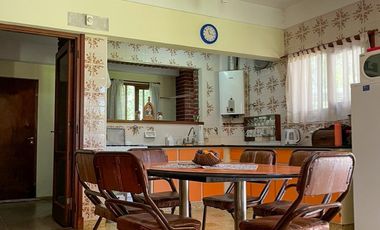 Residencia 5 ambientes sobre parcela de 1600 m² en la mejor zona del Bosque de Peralta Ramos