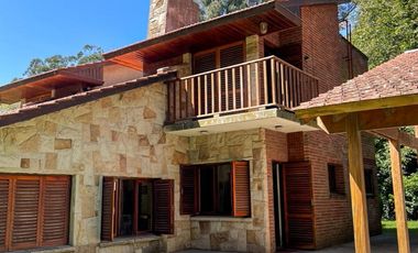 Residencia 5 ambientes sobre parcela de 1600 m² en la mejor zona del Bosque de Peralta Ramos