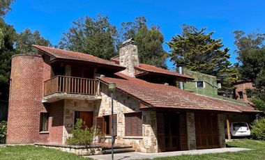 Residencia 5 ambientes sobre parcela de 1600 m² en la mejor zona del Bosque de Peralta Ramos