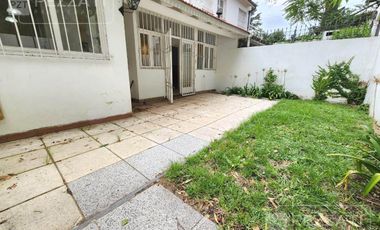 Casa en  Los Troncos. Alquiler por 24 meses. 3 dormitorios. cocina y comedor diario, amplio patio. grage y trotadora, lavadero