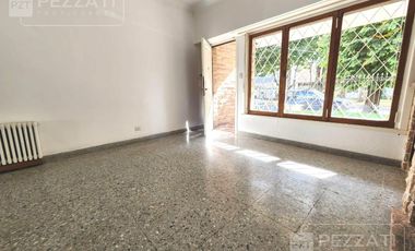 Casa en  Los Troncos. Alquiler por 24 meses. 3 dormitorios. cocina y comedor diario, amplio patio. grage y trotadora, lavadero