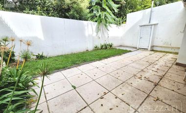 Casa en  Los Troncos. Alquiler por 24 meses. 3 dormitorios. cocina y comedor diario, amplio patio. grage y trotadora, lavadero