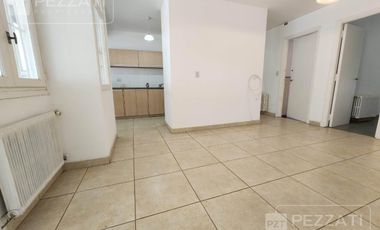 Casa en  Los Troncos. Alquiler por 24 meses. 3 dormitorios. cocina y comedor diario, amplio patio. grage y trotadora, lavadero