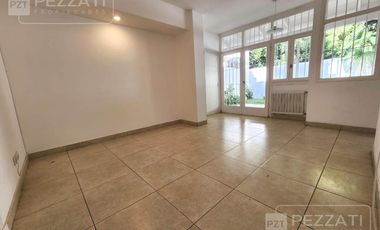 Casa en  Los Troncos. Alquiler por 24 meses. 3 dormitorios. cocina y comedor diario, amplio patio. grage y trotadora, lavadero