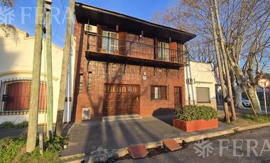Venta casa 5 ambientes con cochera, patio con parrilla y terraza en Don Bosco