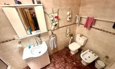 CASA 7 AMBIENTES CON JARDIN TERRAZA Y PARRILLA EN LA BOCA VENTA