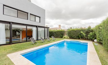 Venta - Casa 2 plantas - Jardín - Pileta - Lagos de Canning