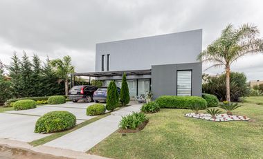 Venta - Casa 2 plantas - Jardín - Pileta - Lagos de Canning