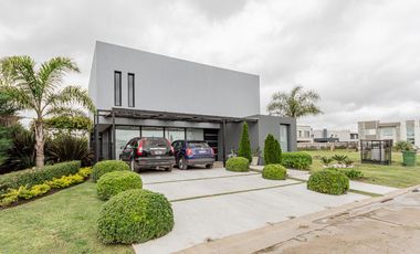 Venta - Casa 2 plantas - Jardín - Pileta - Lagos de Canning