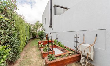 Venta - Casa 2 plantas - Jardín - Pileta - Lagos de Canning