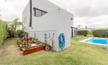 Venta - Casa 2 plantas - Jardín - Pileta - Lagos de Canning