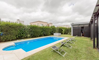 Venta - Casa 2 plantas - Jardín - Pileta - Lagos de Canning