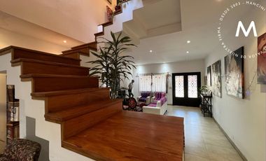 Casa en venta de 5 ambientes con cochera y piscina - Villa Ballester