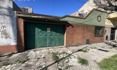 Venta de Casa 4 ambientes con cochera y patio en Sarandi