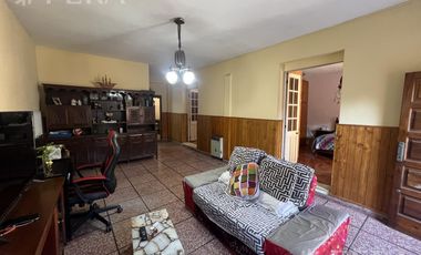 Venta de Casa 4 ambientes con cochera y patio en Sarandi