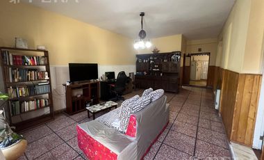 Venta de Casa 4 ambientes con cochera y patio en Sarandi