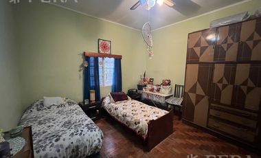 Venta de Casa 4 ambientes con cochera y patio en Sarandi