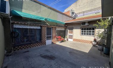 Venta de Casa 4 ambientes con cochera y patio en Sarandi