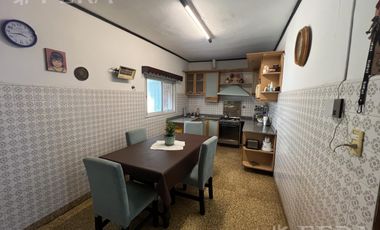 Venta de Casa 4 ambientes con cochera y patio en Sarandi