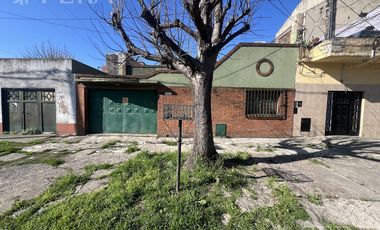 Venta de Casa 4 ambientes con cochera y patio en Sarandi