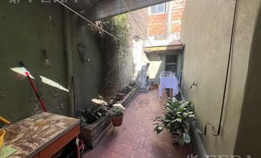 Venta de Casa 4 ambientes con cochera y patio en Sarandi