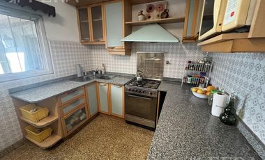 Venta de Casa 4 ambientes con cochera y patio en Sarandi