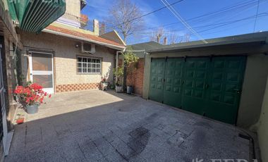 Venta de Casa 4 ambientes con cochera y patio en Sarandi